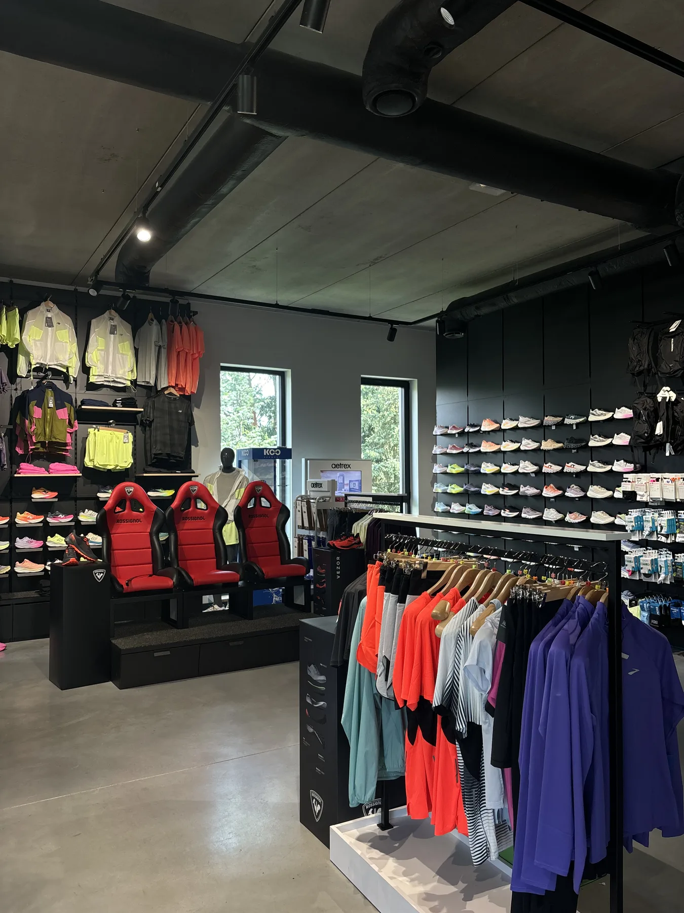 Nowoczesny showroom ON-RUN z odzieżą i obuwiem biegowym