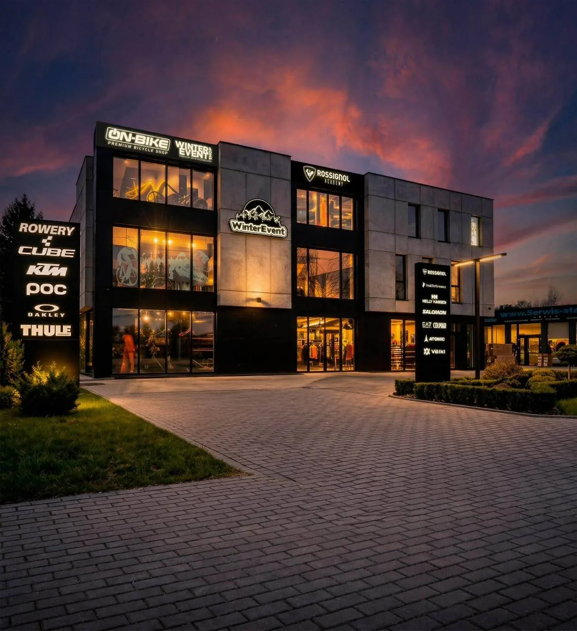 Siedziba sklepów ON-SPORT po zmroku