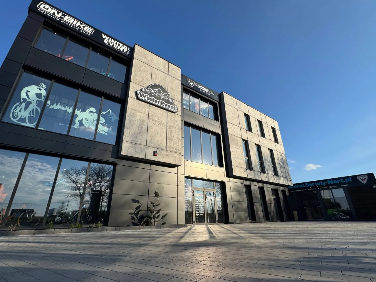 Nowoczesny budynek grupy ON-SPORT